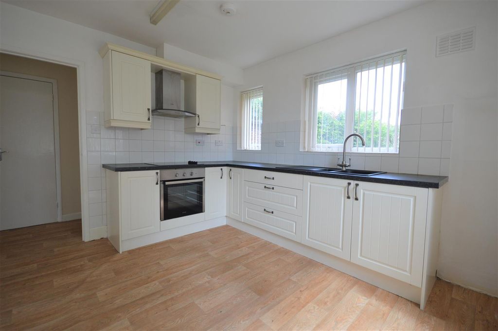 Property photo 3 of 18 Kitchen