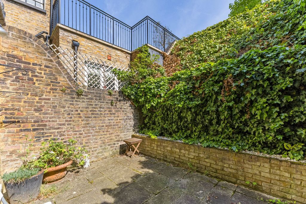 Property photo 2 of 20 Garden Flat