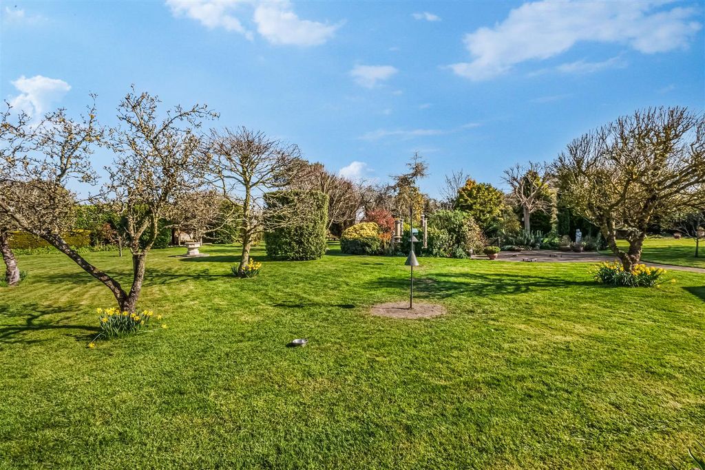 Property photo 3 of 23 Garden