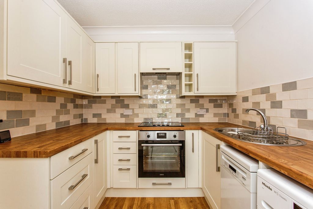 Property photo 3 of 12 Kitchen