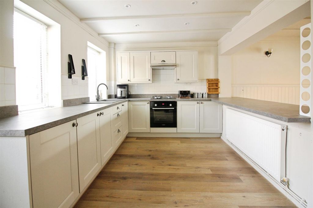 Property photo 3 of 18 Kitchen