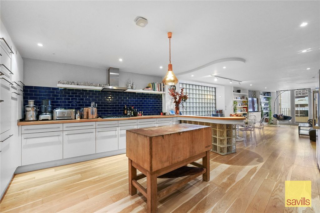 Property photo 2 of 18 Kitchen