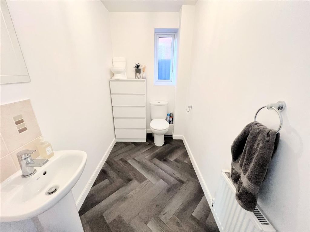 Property photo 3 of 16 Cloaks/W.c