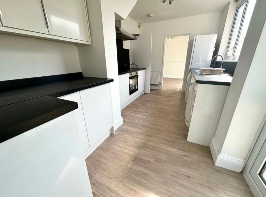 Property photo 3 of 13 A Modern And Spacious Kitchen With Plenty Of Natur...