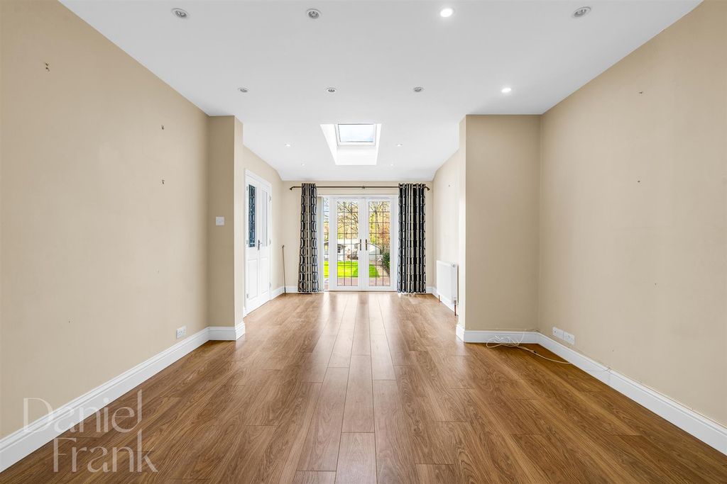 Property photo 3 of 34