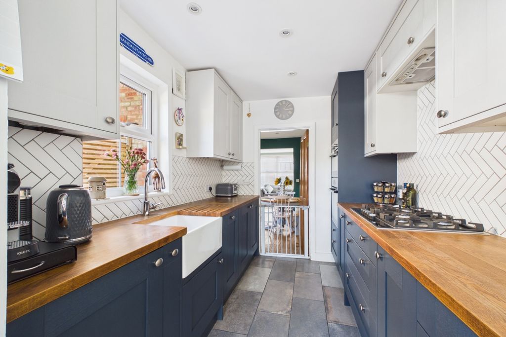 Property photo 3 of 12 Kitchen