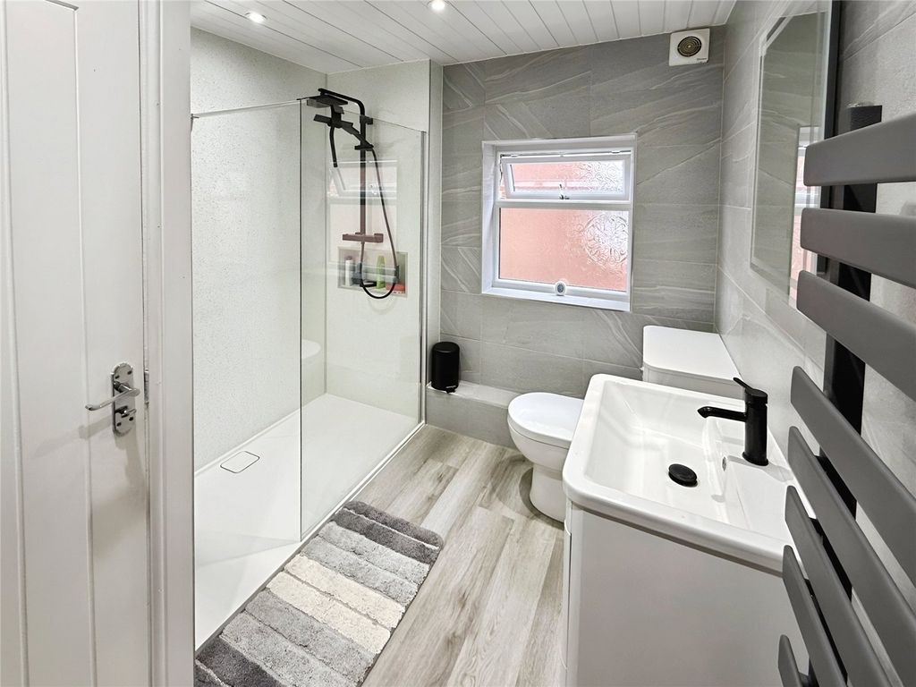 Property photo 3 of 17 Family Bathroom