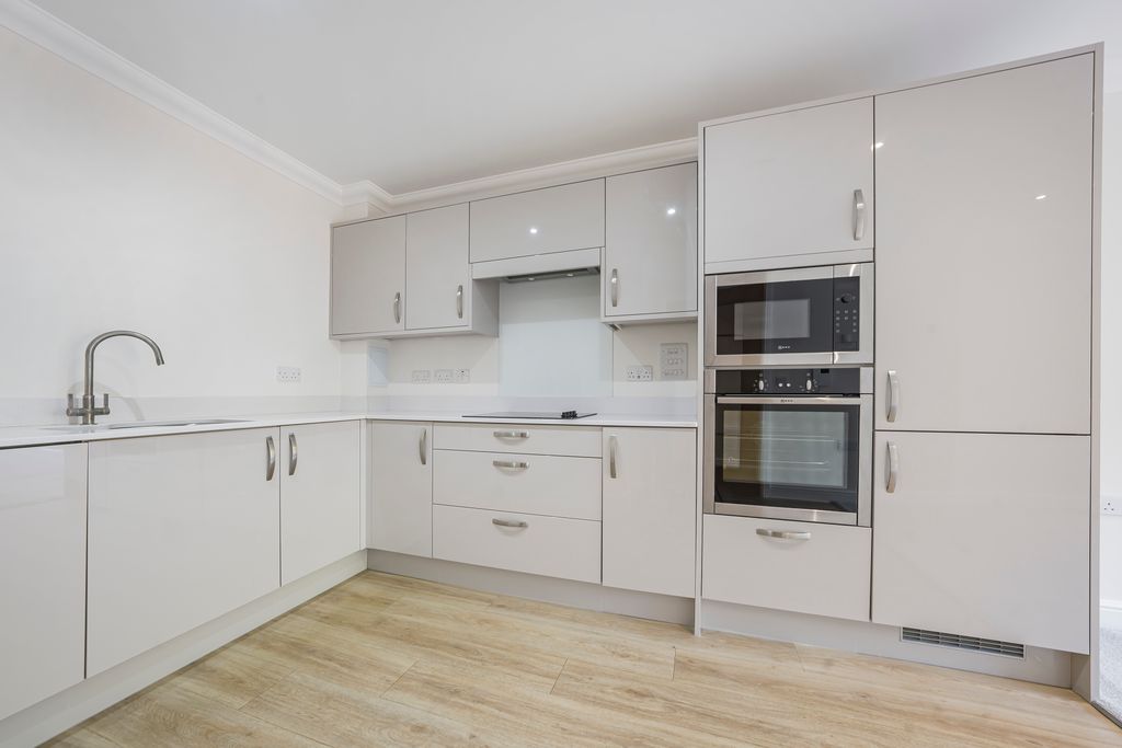 Property photo 3 of 10 Kitchen