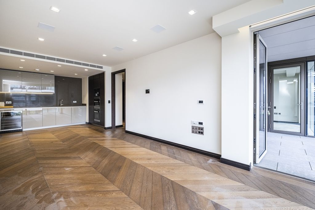 Property photo 2 of 16 Balmoral-House-008