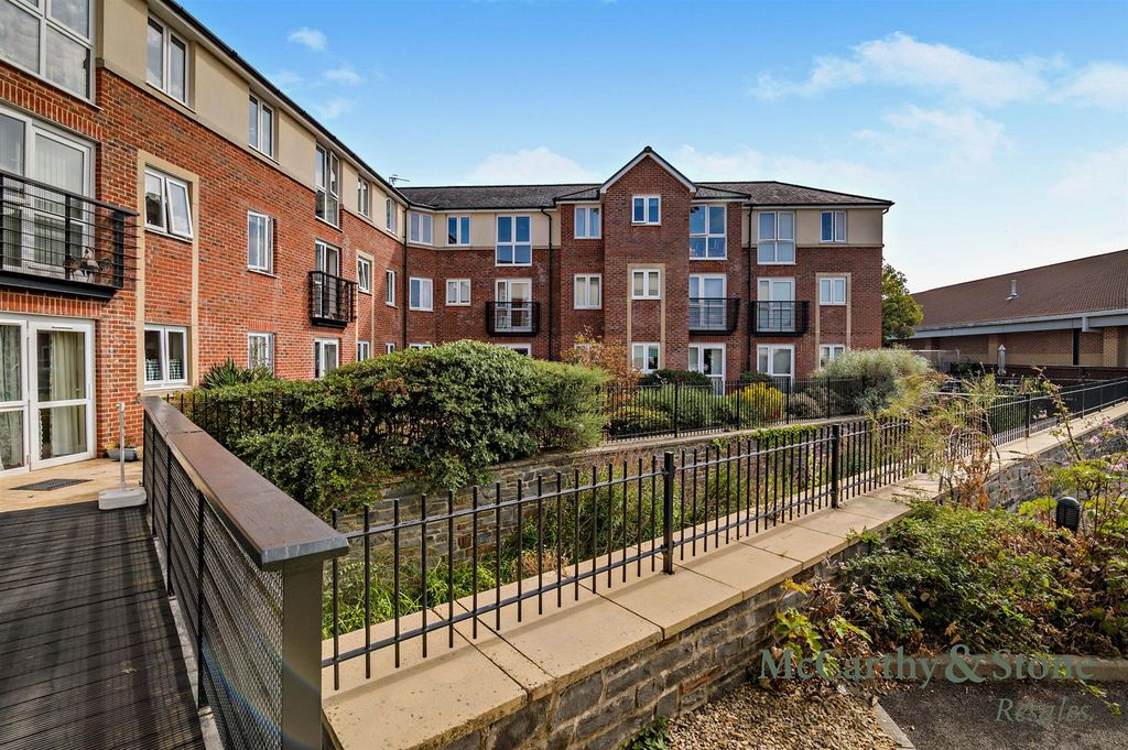Property photo 1 of 18 Coleridge Court