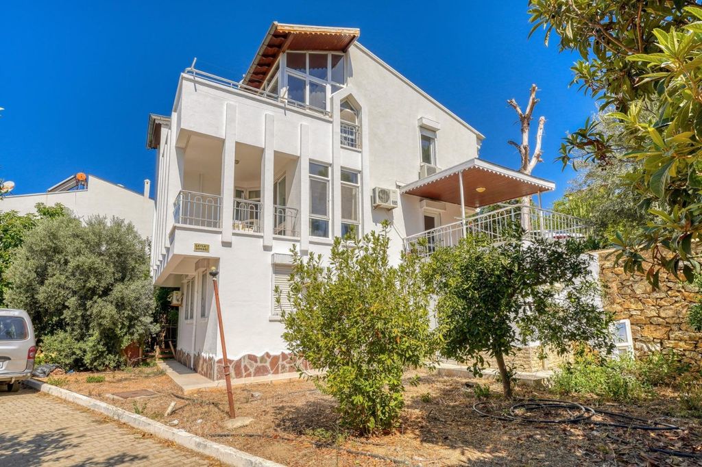 Property photo 2 of 25 Sea View Alanya Villa For Sale - Three-Storey Villa