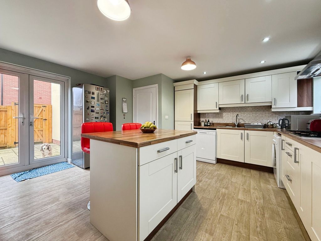 Property photo 2 of 17 Kitchen