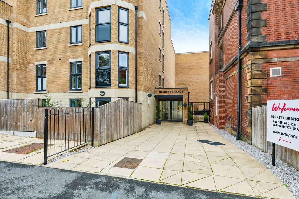 Property photo 2 of 17