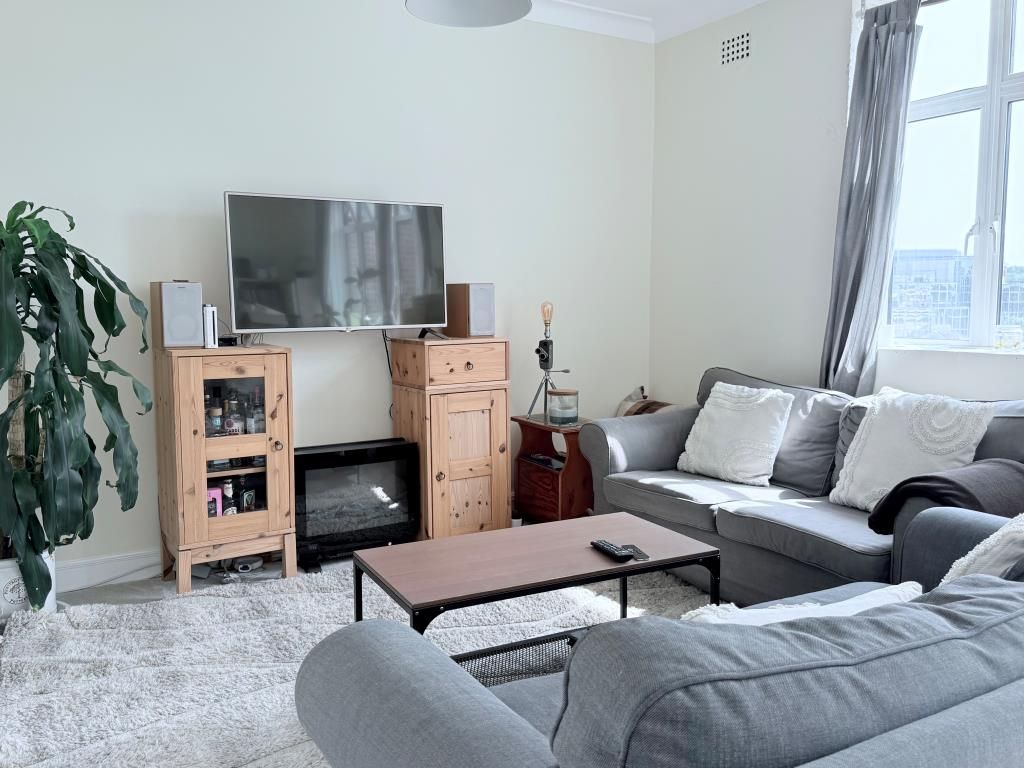 Property photo 3 of 18 Lounge