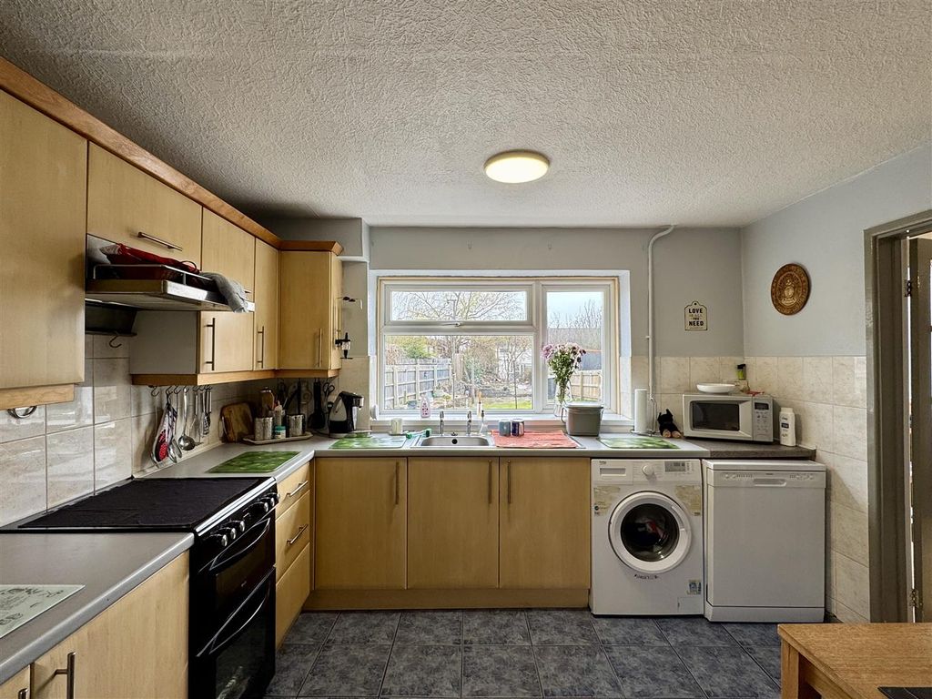 Property photo 2 of 18 Kitchen Breakfast Room