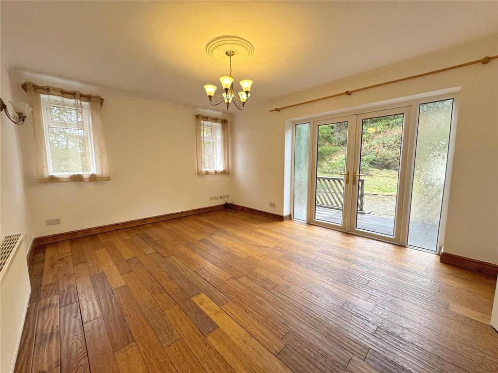 Property photo 3 of 18 Lounge