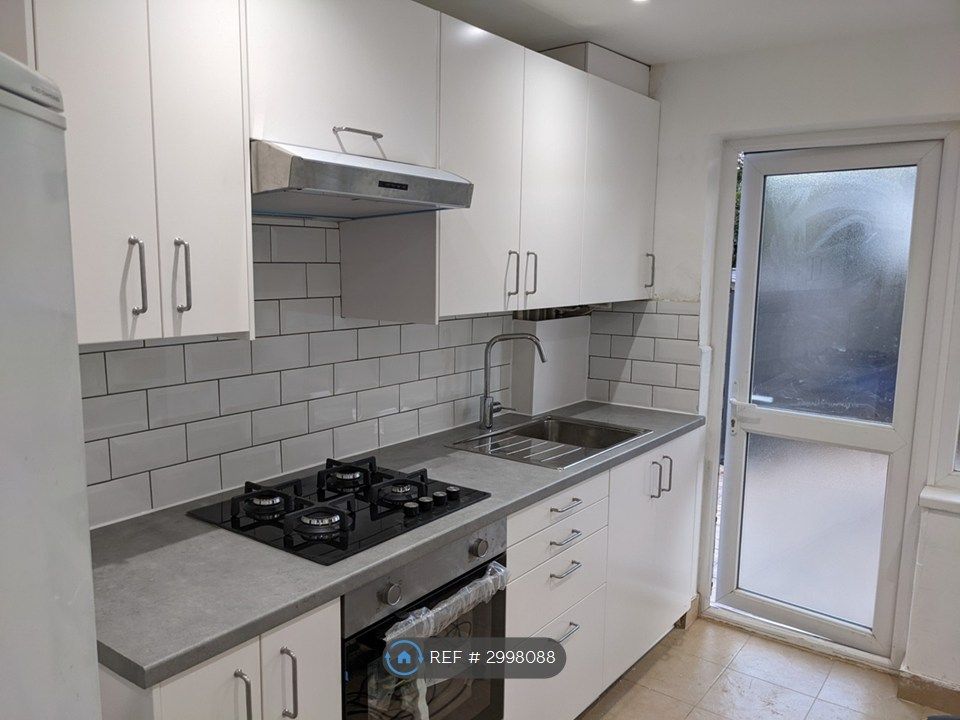 Property photo 2 of 10 Kitchen