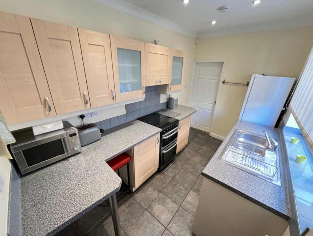 Property photo 3 of 7 Kitchen