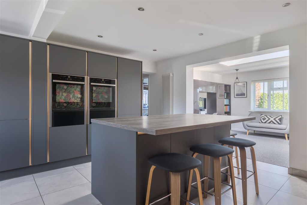 Property photo 3 of 21 1406113-6-69834E404194c.Jpg