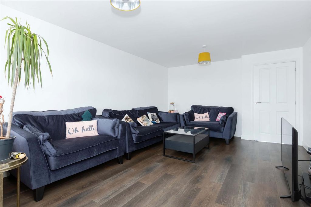 Property photo 2 of 17 Littlemead Close_8.Jpg