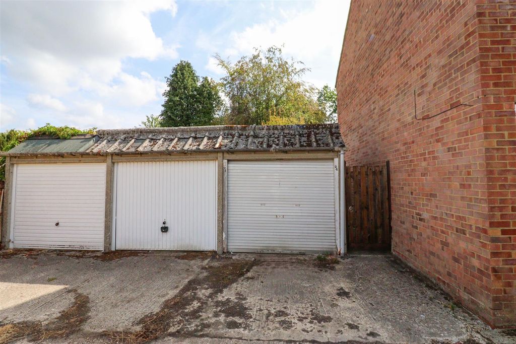 Property photo 3 of 15 Garage