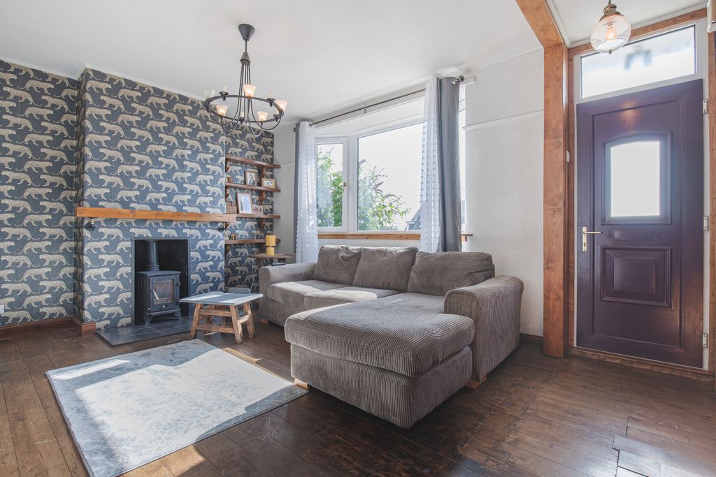 Property photo 2 of 14 Livingangle1