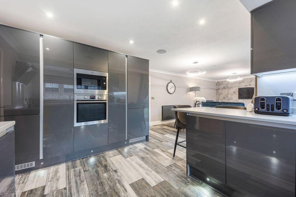 Property photo 3 of 41