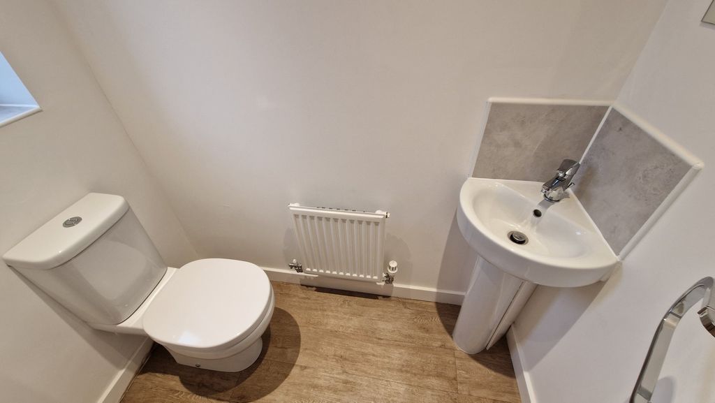 Property photo 2 of 11 Cloakroom W/c