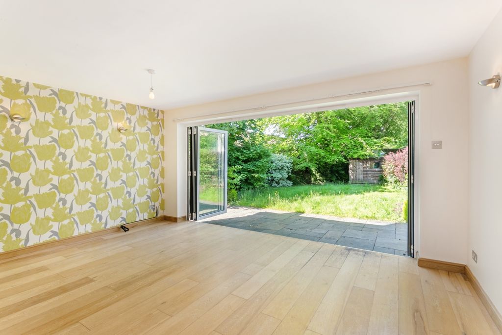 Property photo 3 of 13 22 Fieldhead Gard...