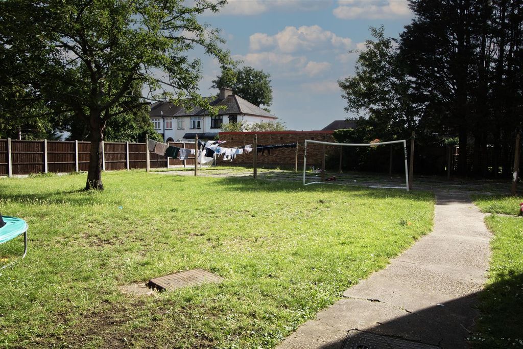 Property photo 3 of 8 Communal Gardens Copy.Jpg