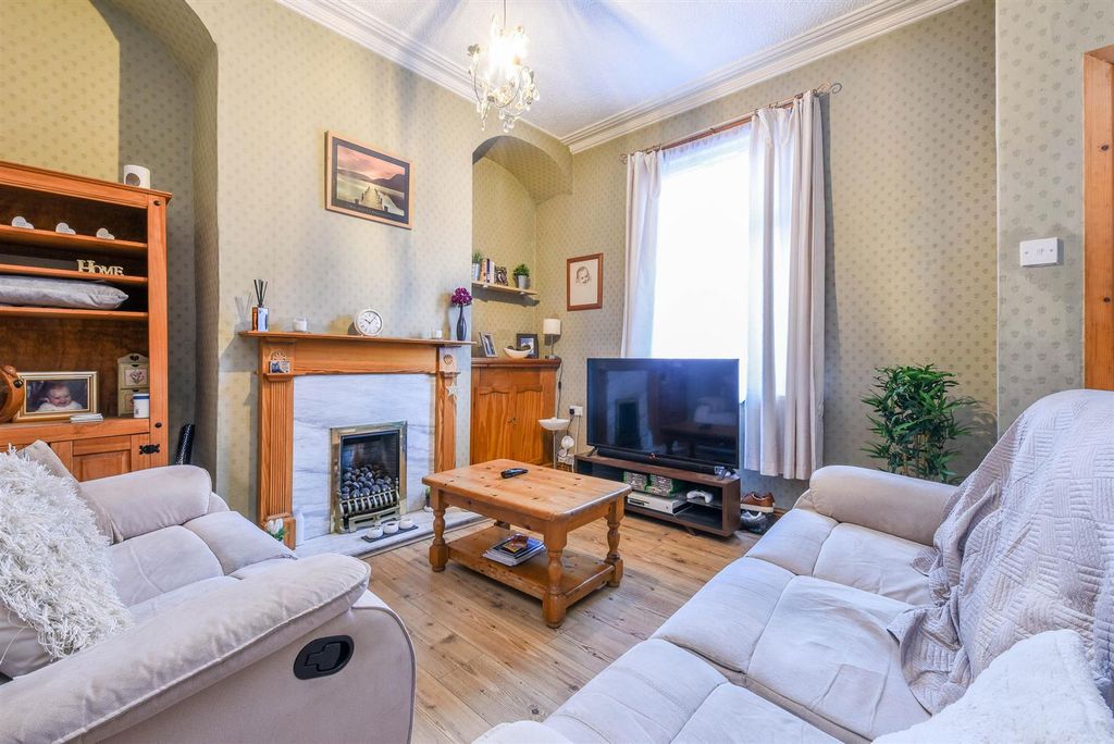 Property photo 2 of 13 Lounge