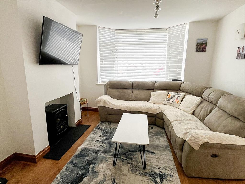 Property photo 2 of 13 Lounge