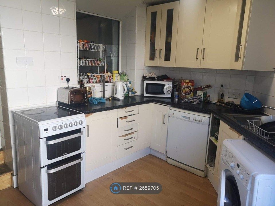 Property photo 3 of 13 Kitchen