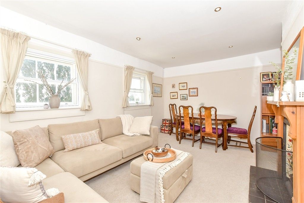 Property photo 2 of 8 Lounge