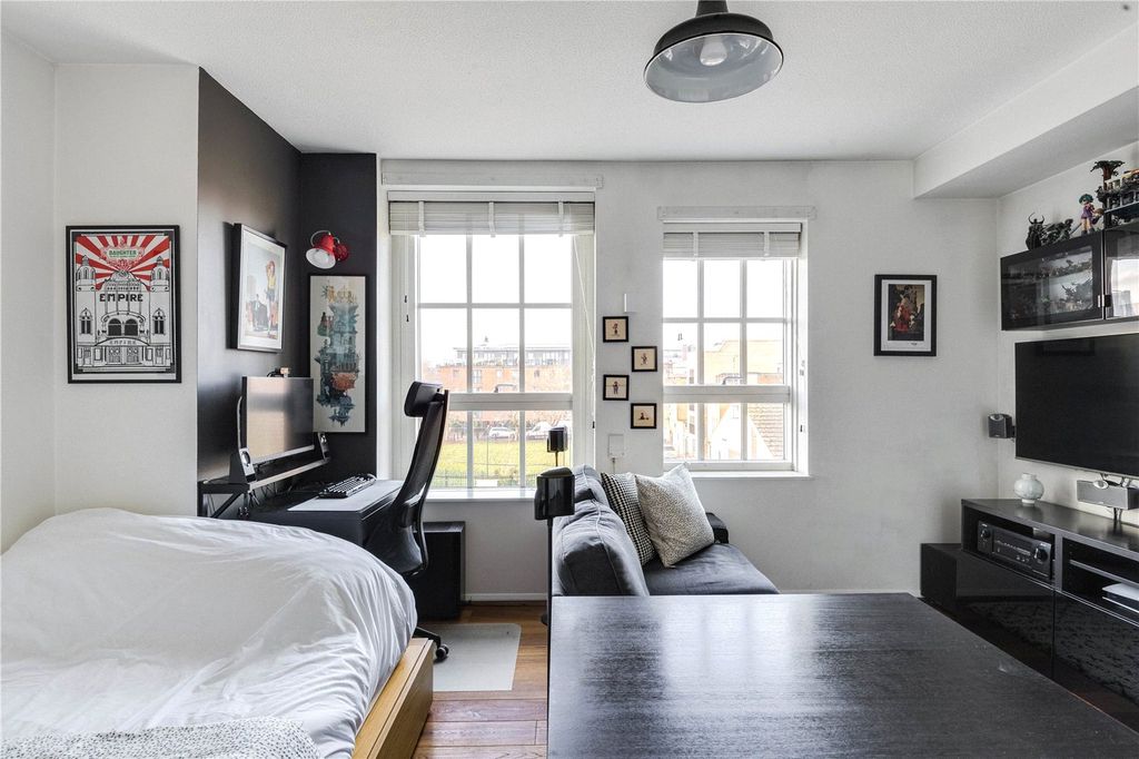 Property photo 1 of 8 Wilmot Street, E2
