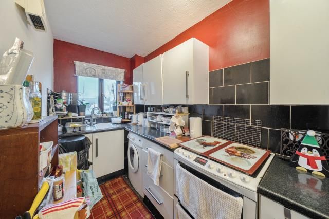 Property photo 3 of 17 Kitchen