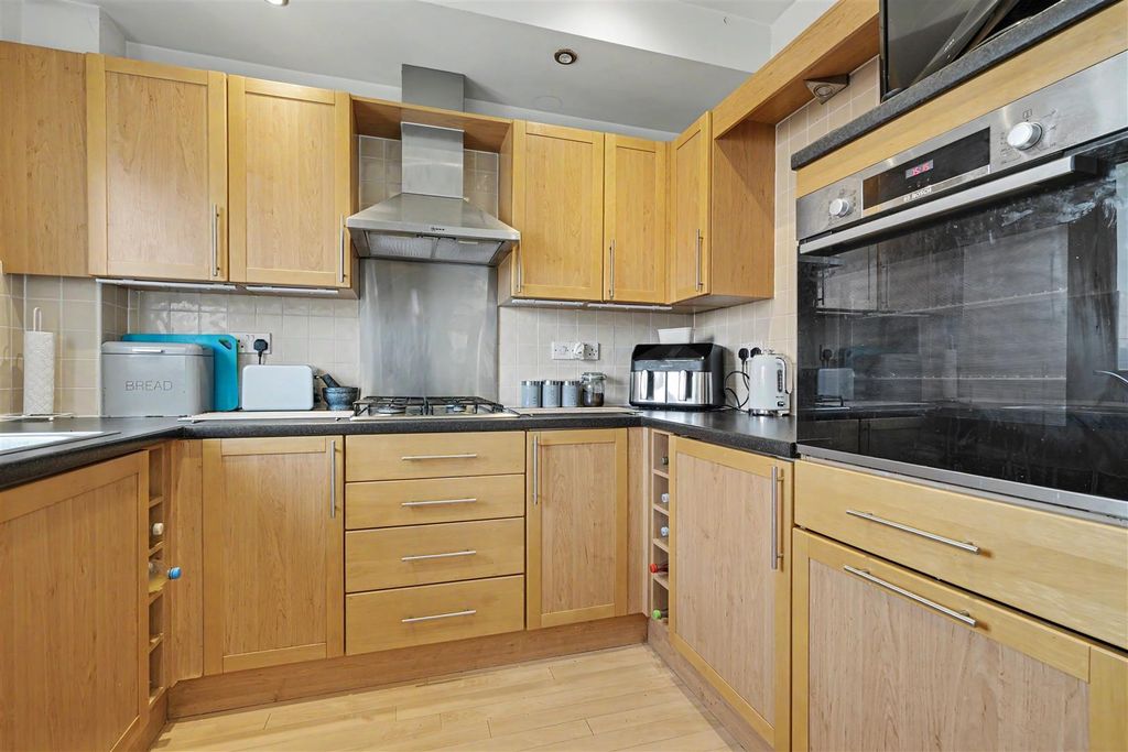 Property photo 3 of 23 Kitchen