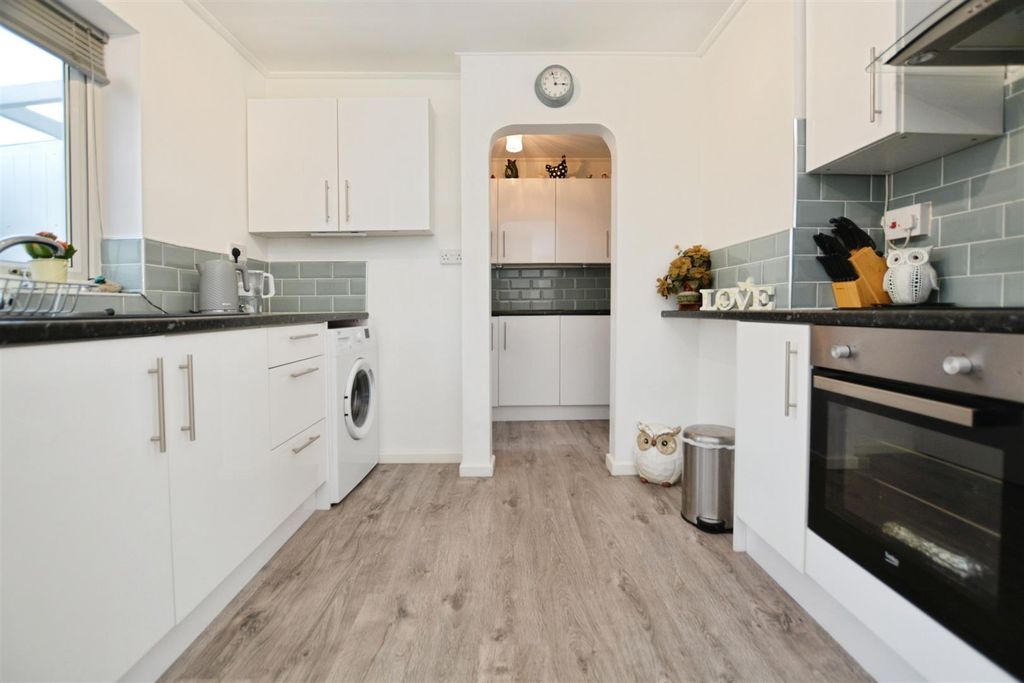 Property photo 3 of 28 Kitchen/Diner