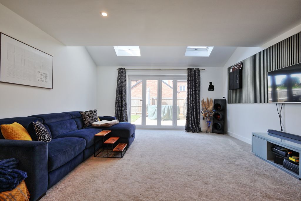 Property photo 3 of 19 8