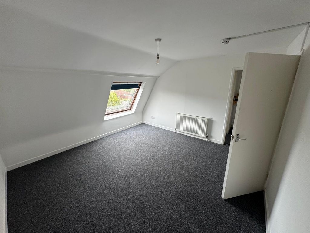 Property photo 3 of 7 Bright, Spacious Attic Room With Fresh Carpet...