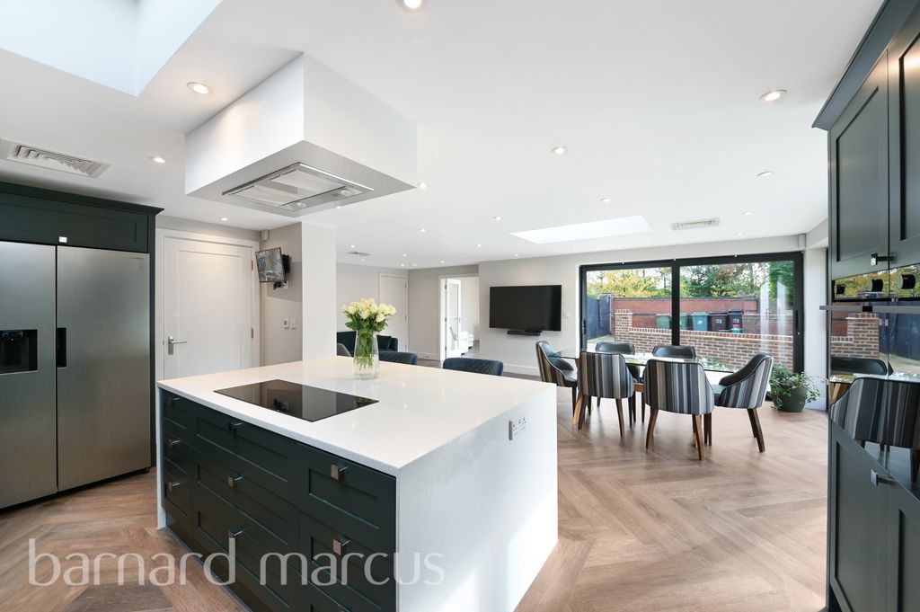 Property photo 3 of 9 Kitchen