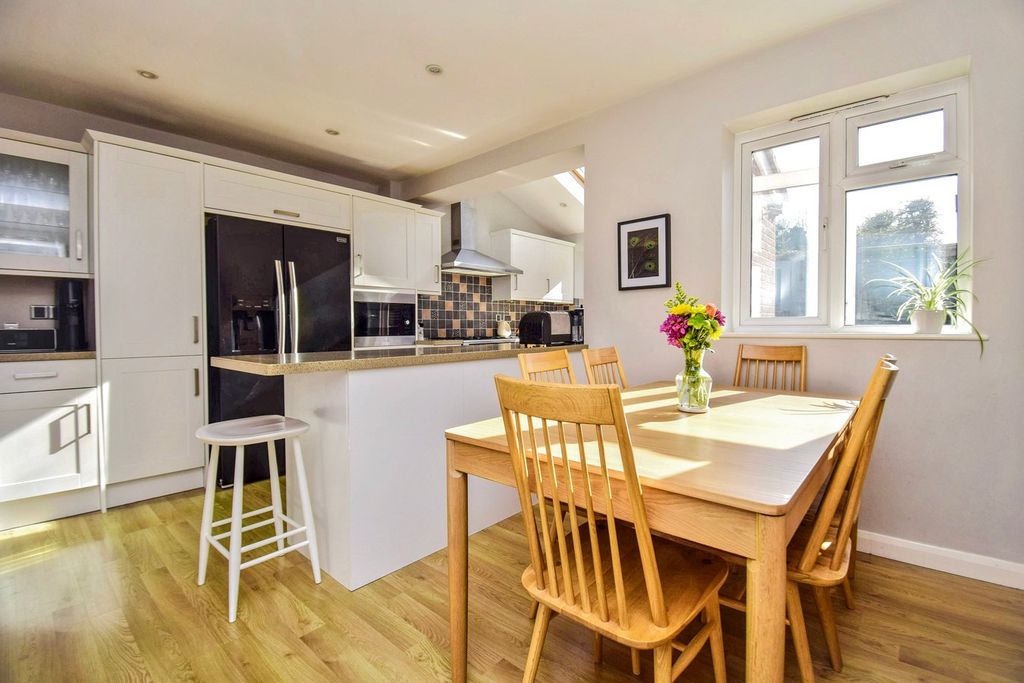 Property photo 2 of 28