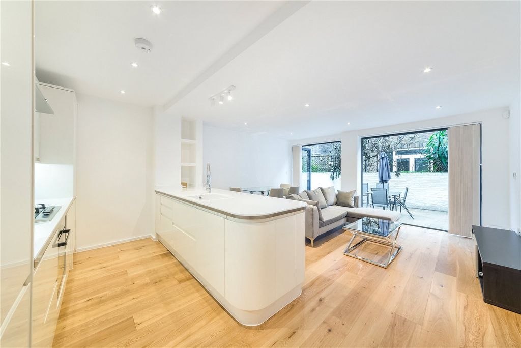 Property photo 1 of 9 Kitchen/Reception