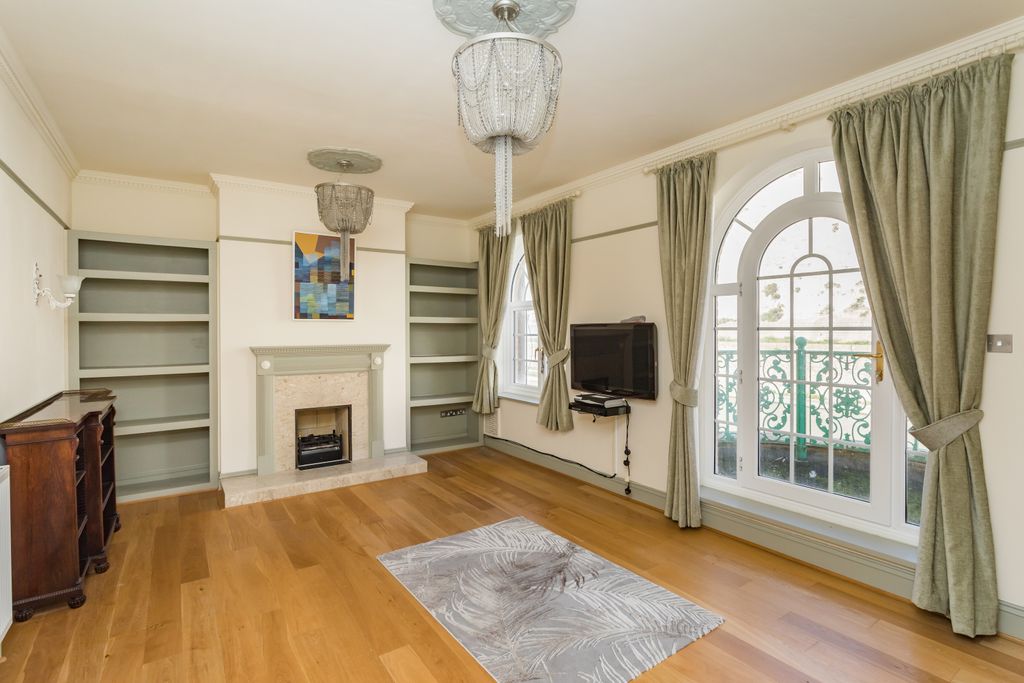 Property photo 3 of 18 Trafalgar Gate 15-13