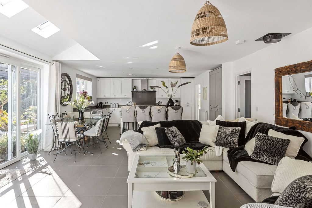 Property photo 3 of 41