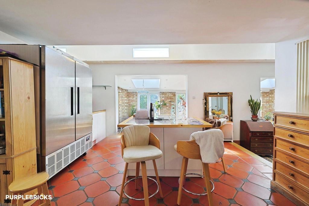 Property photo 3 of 25 Kitchen/Breakfast