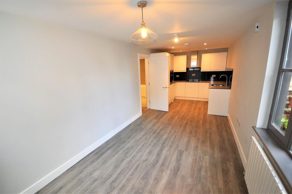 Property photo 1 of 9 Lounge/Kitchen