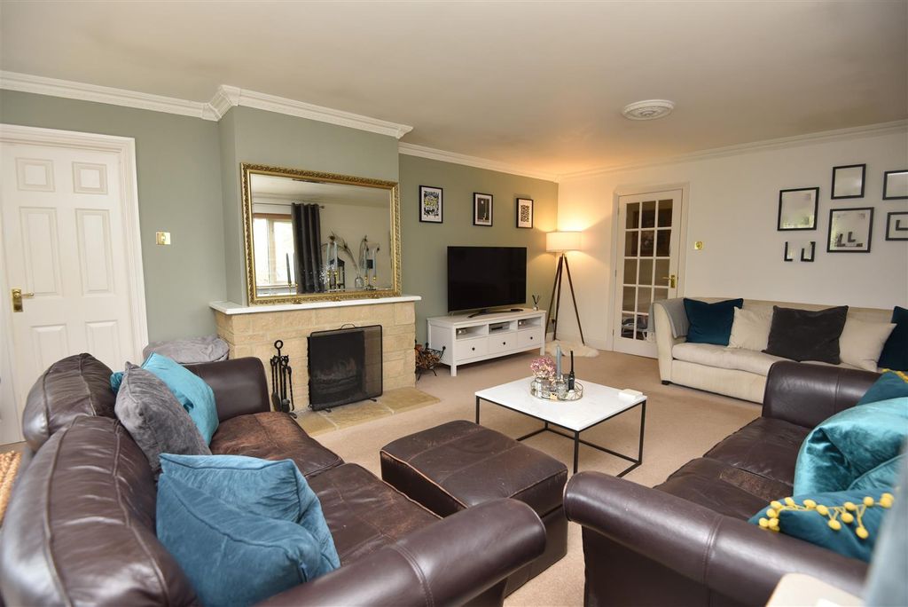 Property photo 2 of 17 Sitting Room