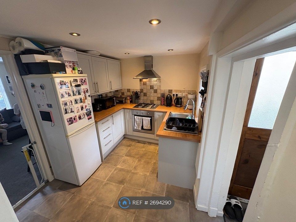 Property photo 3 of 7 Kitchen