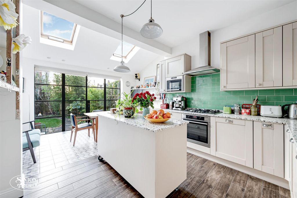 Property photo 2 of 19 4 Carew Road-9.Jpg